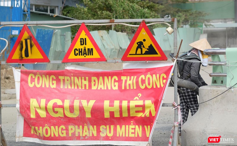 Công nhân khẩn trương hoàn thành công trình để kịp đưa vào sử dụng vào ngày 29/3 tới Công nhân khẩn trương hoàn thành công trình để kịp đưa vào sử dụng vào ngày 29/3 tới