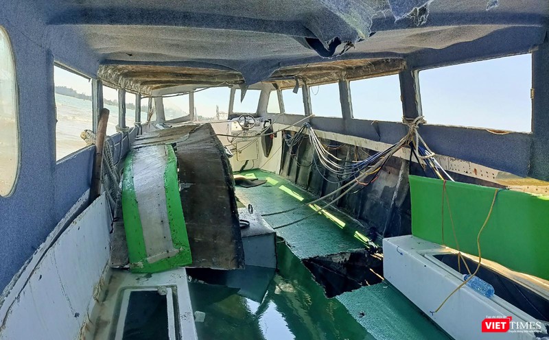 Phía bên trong con tàu bị nạn sau khi được trục vớt Phía bên trong con tàu bị nạn sau khi được trục vớt
