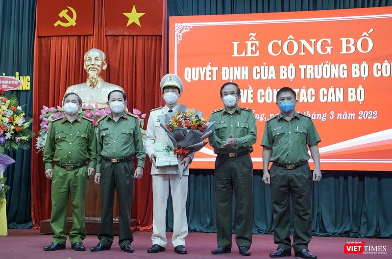 Lãnh đạo Công an TP Đà Nẵng tặng hoa chúc mừng tân Phó Giám đốc Công an TP Đà Nẵng Nguyễn Đại Đồng Lãnh đạo Công an TP Đà Nẵng tặng hoa chúc mừng tân Phó Giám đốc Công an TP Đà Nẵng Nguyễn Đại Đồng