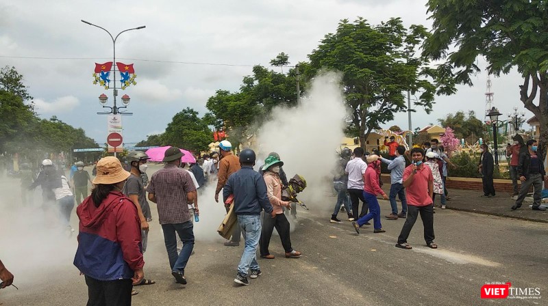 Lực lượng công an phải dùng bình chữa cháy để giải tán đám đông Lực lượng công an phải dùng bình chữa cháy để giải tán đám đông