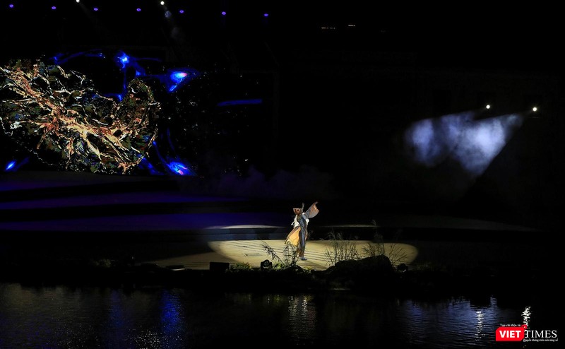 Mở đầu phần biểu diễn nghệ thuật mang chủ đề vẻ đẹp bất tận, giới thiêu văn hoá, con người Quảng Nam