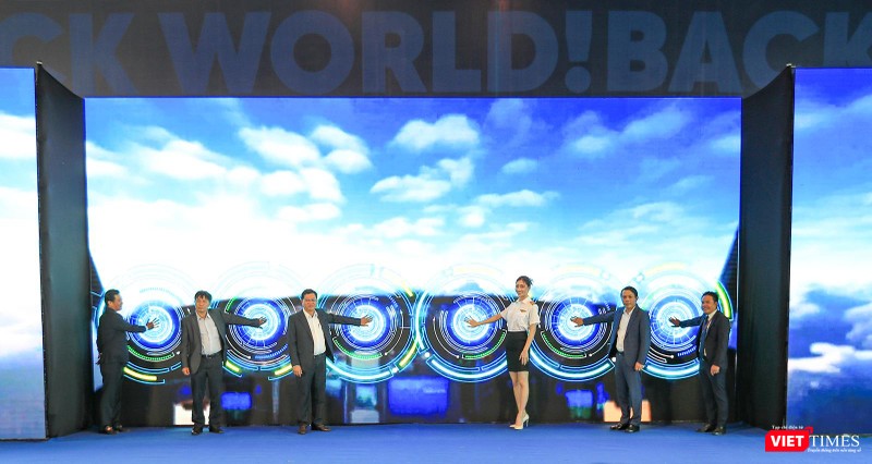 Ông Trần Phước Sơn - Phó Chủ tịch UBND TP Đà Nẵng cùng đại diện hãng bay, đơn vị khai thác nhà ga quốc tế - Sân bay quốc tế Đà Nẵng bấm nút khởi động mở lại đường bay quốc tế. Ông Trần Phước Sơn - Phó Chủ tịch UBND TP Đà Nẵng cùng đại diện hãng bay, đơn vị khai thác nhà ga quốc tế - Sân bay quốc tế Đà Nẵng bấm nút khởi động mở lại đường bay quốc tế.