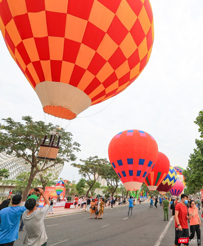 Nhộn nhịp cả đoạn đường