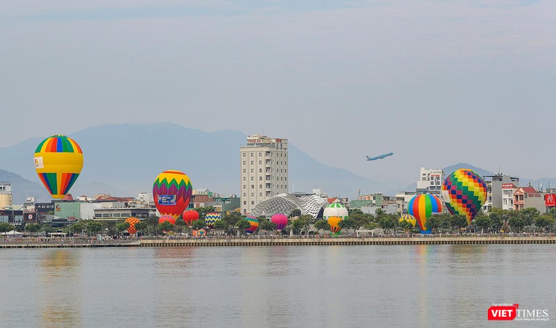 Ngày hội Khinh khí cầu nhìn từ bờ Đông sông Hàn