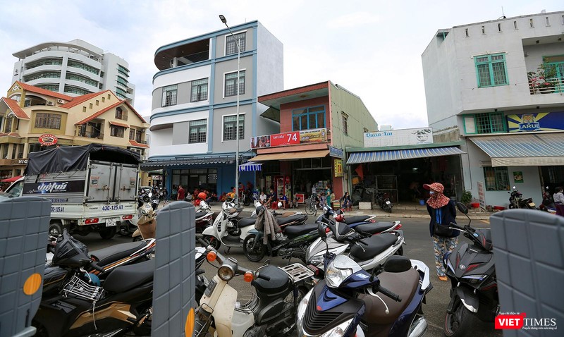 Người dân sinh sống xung quanh dự án theo dõi buổi lễ khánh thành