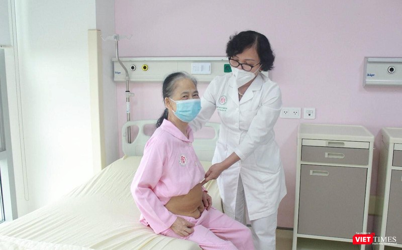 BSCKII Nguyễn Thanh Hà - Chủ nhiệm khoa Phụ sản - Bệnh viện TWQĐ 108 thăm khám cho bệnh nhân sau phẫu thuật