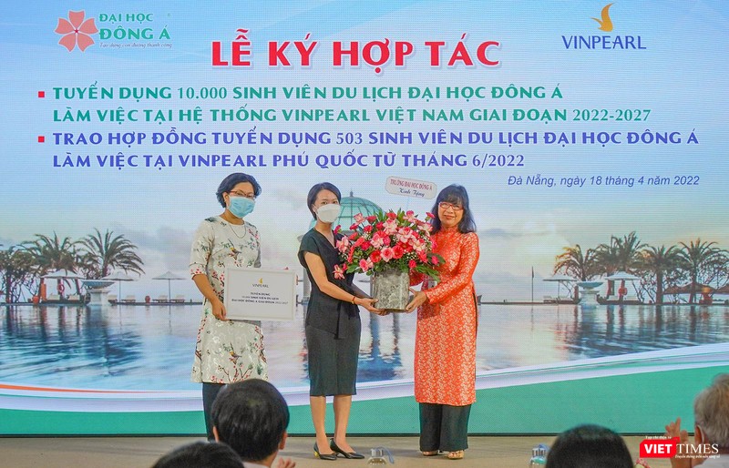 Đại diện Đại học Đông Á tặng hoa cho đối tác nhân sự kiện hợp tác đào tạo, tuyển dụng sinh viên ngành du lịch cung ứng cho Vinpearl