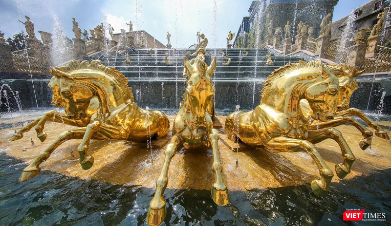 Cụm tượng trung tâm và thần mặt trời Helios trên cỗ xe được kéo bởi năm chú ngựa mạ vàng trên đỉnh Bà Nà Cụm tượng trung tâm và thần mặt trời Helios trên cỗ xe được kéo bởi năm chú ngựa mạ vàng trên đỉnh Bà Nà
