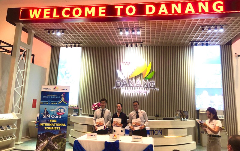 Đại diện Vinaphone, Trung tâm Xúc tiến du lịch TP Đà Nẵng và Công ty CP đầu tư khai thác Nhà ga Quốc tế Đà Nẵng ký kết trao 50.000 sim 4G cho du khách quốc tế Đại diện Vinaphone, Trung tâm Xúc tiến du lịch TP Đà Nẵng và Công ty CP đầu tư khai thác Nhà ga Quốc tế Đà Nẵng ký kết trao 50.000 sim 4G cho du khách quốc tế