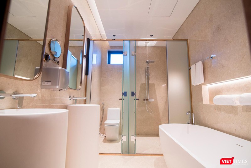 Với thiết kế chia không gian thông minh, nhu cầu sinh hoạt của mọi thành viên trở nên thuận tiện và linh hoạt tuyệt đối. Các thiết bị vệ sinh cao cấp Grohe với công nghệ chuẩn châu Âu không chỉ mang đến sự sang trọng mà còn sở hữu độ bền ấn tượng. (Ảnh: Căn hộ 3 PN)