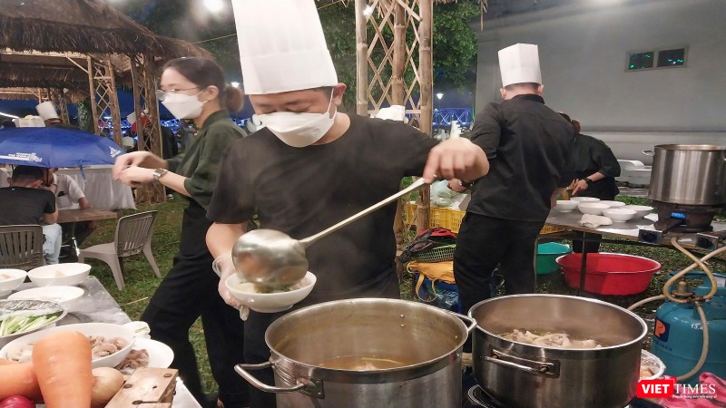 Đầu bếp nấu món bùn bò Huế