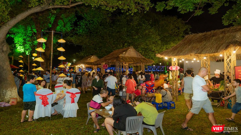 Du khách thưởng thức các món ăn