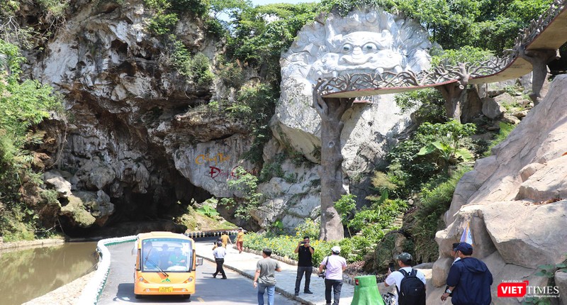 Dòng suối Bhơm Lom chảy ngang qua danh thắng Cổng trời bị thu hẹp, đục ngầu, nhường chỗ cho con đường bê tông đâm thẳng vào hang