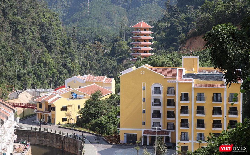 Những khối bê tông khô cứng cùng lối kiến trúc xa lạ với văn hoá bản địa giữa đại ngàn Trường Sơn