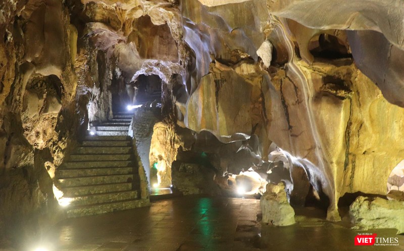 Hệ thống bậc cấp nhân tạo được chủ đầu tư xây dựng bên cạnh những khối thạch nhũ hàng triệu năm