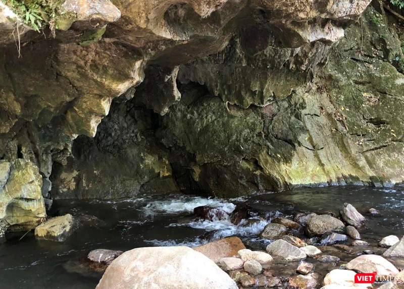 Một góc dòng suối Bhơm Lom chảy qua hang Gợp