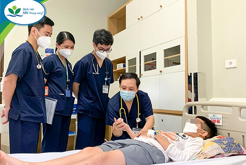 TS.BS Lê Ngọc Duy – Trưởng khoa Cấp cứu Chống độc, Bệnh viện Nhi Trung ương thăm khám cho bệnh nhi bị thú cưng là rắn lục đuôi đỏ cắn (ảnh bệnh viện cung cấp)