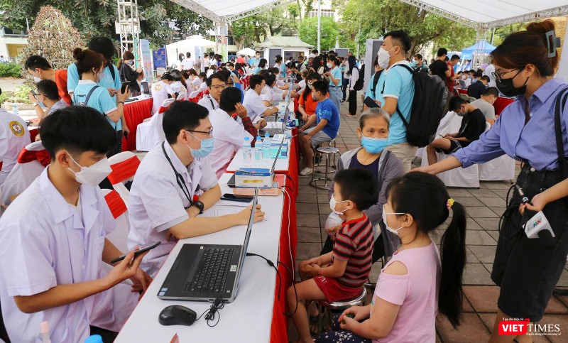 Các thầy thuốc trẻ khám cho trẻ em trong khuôn khổ lễ ra quân Hành trình Thầy thuốc trẻ làm theo lời Bác, tình nguyện vì sức khỏe cộng đồng năm 2022