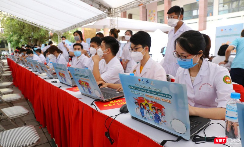 Các thầy thuốc trẻ sẵn sàng khám cho bệnh nhân trong khuôn khổ lễ ra quân Hành trình Thầy thuốc trẻ làm theo lời Bác, tình nguyện vì sức khỏe cộng đồng năm 2022 diễn ra sáng ngày 14/5, tại TP Huế