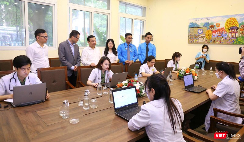 Các bác sĩ khám chuẩn bị sẵn sàng để tư vấn trực tuyến cho bệnh nhân