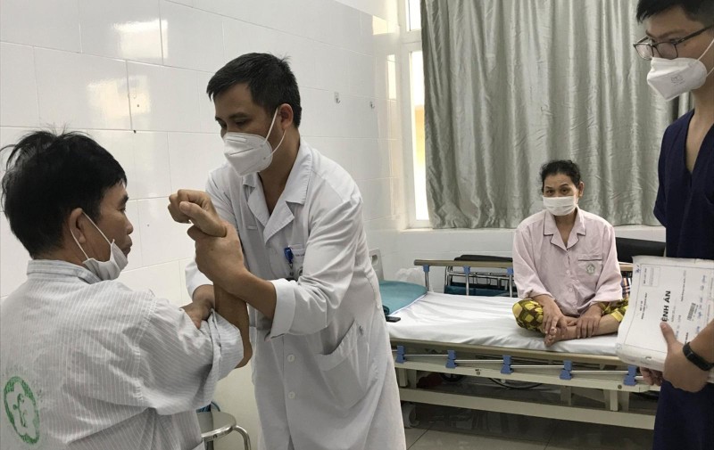 TS.BS. Nguyễn Trung Nguyên - Giám đốc Trung tâm Chống độc đang đánh giá vận động cho vợ chồng bệnh nhân X. bị ngộ độc hạt muồng TS.BS. Nguyễn Trung Nguyên - Giám đốc Trung tâm Chống độc đang đánh giá vận động cho vợ chồng bệnh nhân X. bị ngộ độc hạt muồng