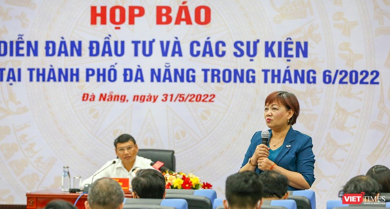 Bà Huỳnh Liên Phương - Giám đốc Ban Xúc tiến và hỗ trợ đầu tư TP Đà Nẵng trả lời báo giới.