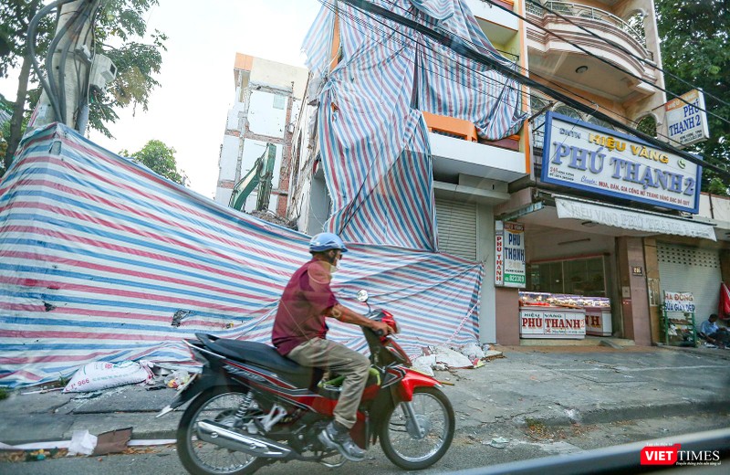 Chen lẫn giữa người dân tự tháo dỡ và kinh doanh sót lại Chen lẫn giữa người dân tự tháo dỡ và kinh doanh sót lại