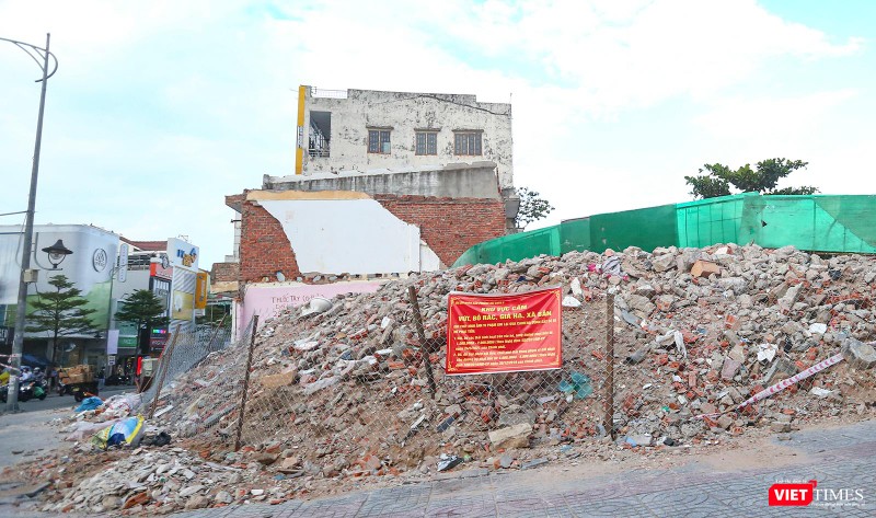 Đống xà bần cao như núi tại góc ngã tư Lê Duẫn - Chi Lăng Đống xà bần cao như núi tại góc ngã tư Lê Duẫn - Chi Lăng