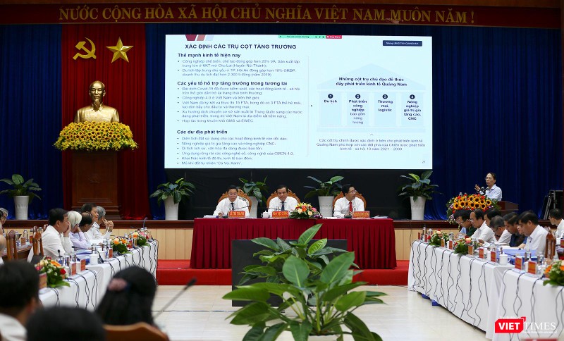 Chuyên gia tư vấn trình bày nội dung tại hội thảo