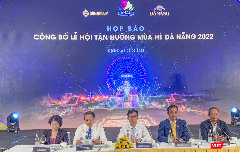 Đại diện ban tổ chức lễ hội trả lời hỏi đáp của báo giới Đại diện ban tổ chức lễ hội trả lời hỏi đáp của báo giới