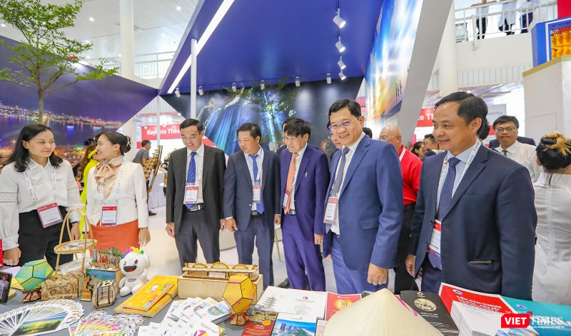 Đại diện Ban tổ chức tham quan các gian hàng tại triển lãm