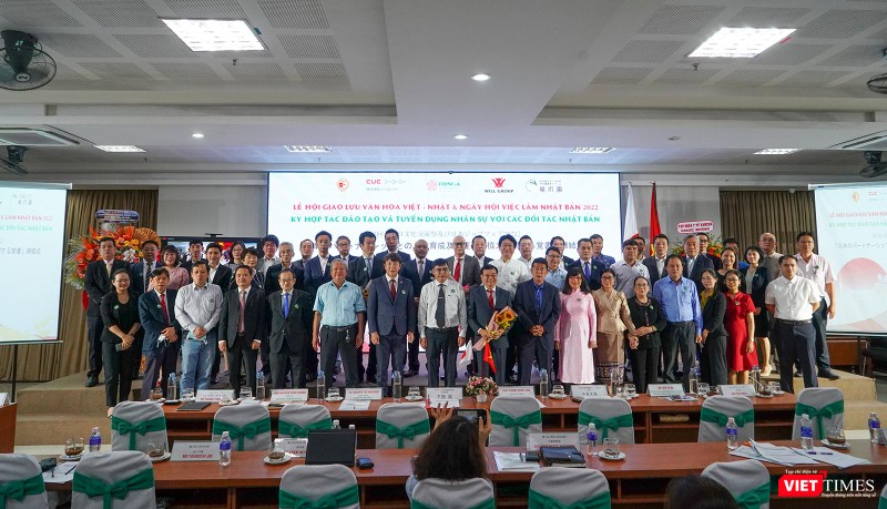 Các đại biểu tham dự chụp ảnh lưu niệm