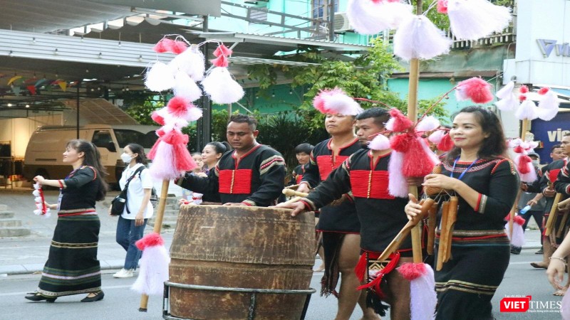 Màn trình diễn trong trang phục của đồng bào Tây Nguyên