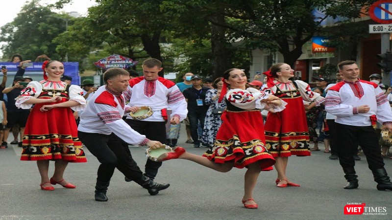 Nghệ sĩ nước ngoài cháy hết mình cùng lễ hội đường phố