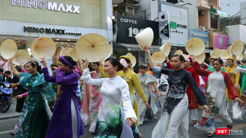 Thiếu nữ thướt tha