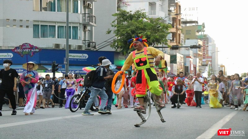 Chú hề đi cà kheo