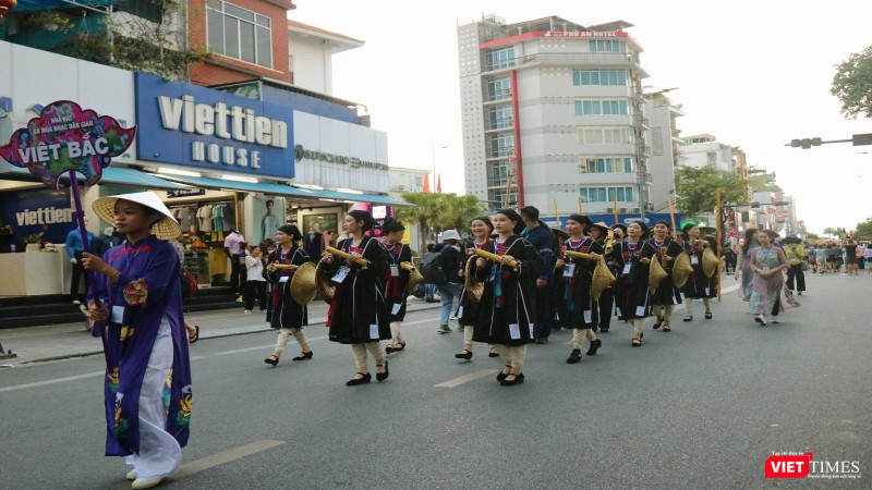 Trình diễn trang phục truyền thống của dân tộc các tỉnh phía Bắc