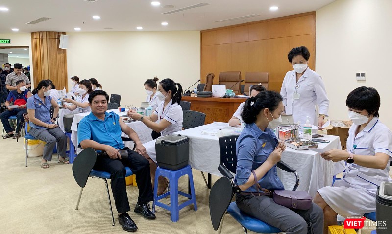 Cán bộ, đoàn viên công đoàn và người lao động tham gia tiêm mũi nhắc vaccine phòng COVID-19 Cán bộ, đoàn viên công đoàn và người lao động tham gia tiêm mũi nhắc vaccine phòng COVID-19