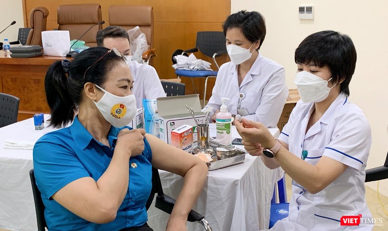 Tiêm mũi nhắc vaccine phòng COVID-19 giúp ngăn chặn dịch bùng phát trở lại Tiêm mũi nhắc vaccine phòng COVID-19 giúp ngăn chặn dịch bùng phát trở lại