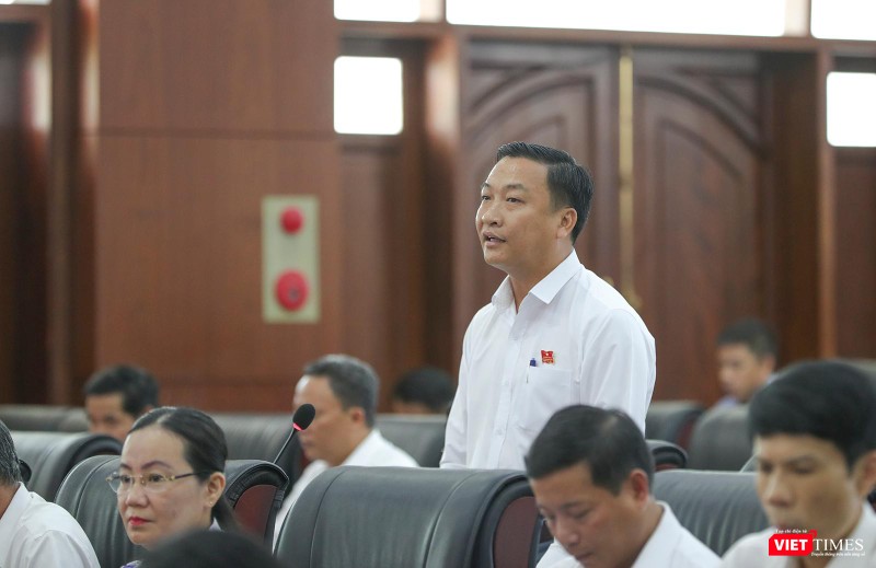 Đại biểu Nguyễn Mạnh Dũng chất vấn ông Phạm Tấn Xử - Giám đốc sở VH-TT TP Đà Nẵng