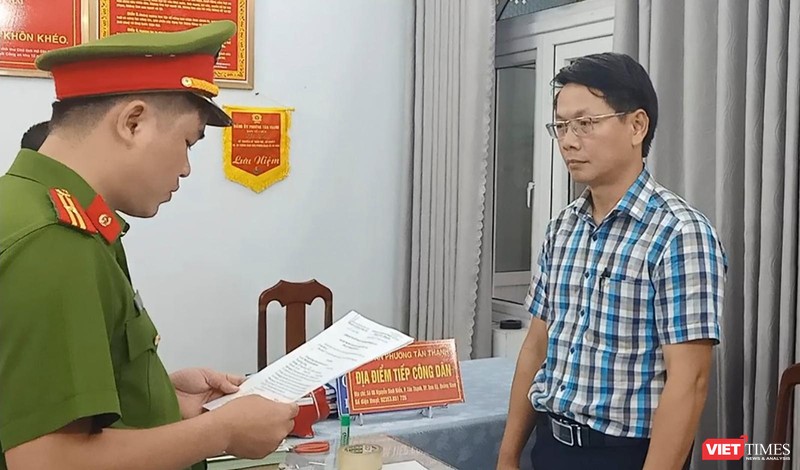 Công an bắt đối tượng đưa hối lộ cho Tổng Giám đốc Công ty CP Công trình công cộng Hội An. (ảnh CĐ)