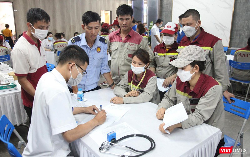 Bác sĩ kiểm tra thông tin thăm khám