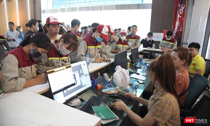 Công nhân đăng ký thăm khám miễn phí theo chương trình