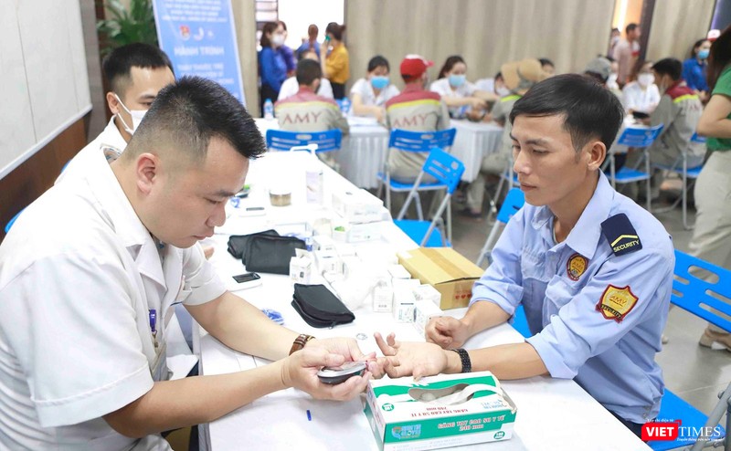 Các bác sĩ kiểm tra lượng Oxy trong máu