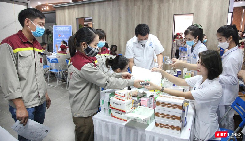 Lực lượng bác sĩ cấp phát thuốc cho công nhân