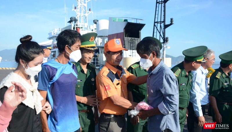 Ngư dân bị nạn trên tàu BTh 97478 TS được đưa về bờ