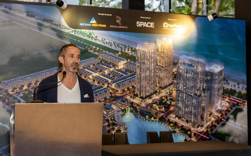 Ông Dan Levin - Giám đốc B+H Architects Việt Nam - thương hiệu có bề dày kinh nghiệm 70 năm chia sẻ về thiết kế ấn tượng của tòa Novotel Quang Binh Hotel & Residence. Ông Dan Levin - Giám đốc B+H Architects Việt Nam - thương hiệu có bề dày kinh nghiệm 70 năm chia sẻ về thiết kế ấn tượng của tòa Novotel Quang Binh Hotel & Residence.