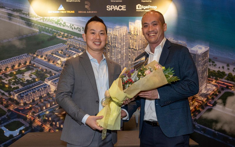 Standard Chartered, Affinity Equity, HSBC, Bangkok Bank là bốn ngân hàng quốc tế tại Singapore tham dự sự kiện. Standard Chartered, Affinity Equity, HSBC, Bangkok Bank là bốn ngân hàng quốc tế tại Singapore tham dự sự kiện.