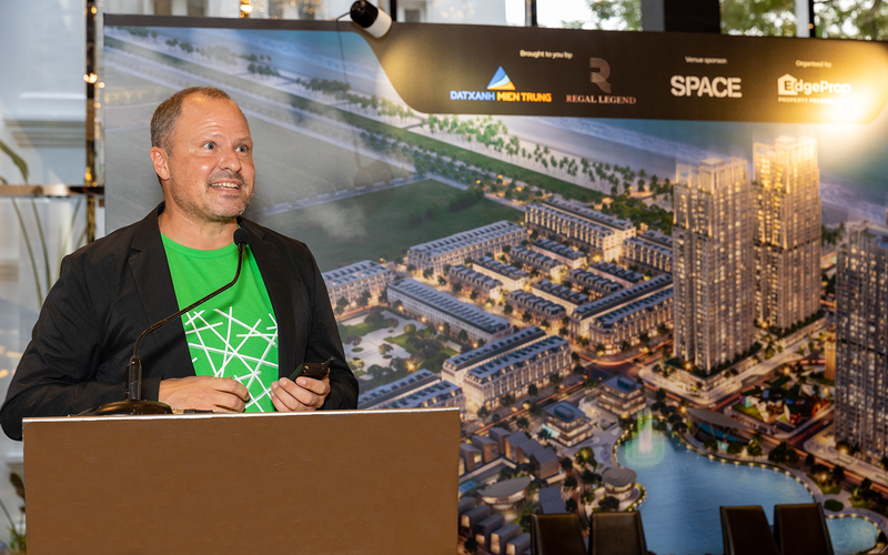 Ông Chris Bosse - Kiến trúc sư, co-founder Lava chia sẻ về cảm hứng sáng tạo và nghệ thuật kiến trúc kiến tạo nên dinh thự độc bản tại Regal Legend. Ông Chris Bosse - Kiến trúc sư, co-founder Lava chia sẻ về cảm hứng sáng tạo và nghệ thuật kiến trúc kiến tạo nên dinh thự độc bản tại Regal Legend.