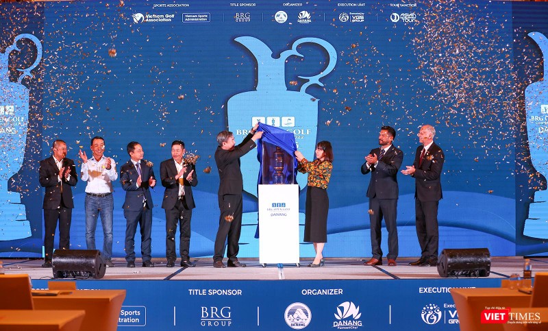 Ban tổ chức công bố chiếc cúp của giải đấu